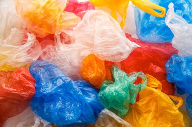 Renkli kullanılmış plastik poşetler. Çevre kirliliği sorunu kavramı.