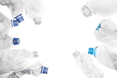 Beyaz arka planda, kullanılmış plastik şişelerin sınır çerçevesi izole edilmiş. Çevre kirliliği kavramsal poster, afiş şablonu.
