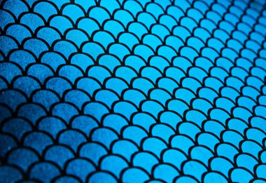 Yansıtıcı mavi ölçekli deniz kızı desenli kumaş. Parlak moda arka planı.