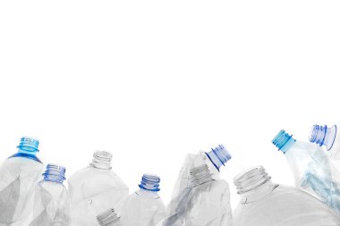 Beyaz arka planda, kullanılmış plastik şişelerin sınır çerçevesi izole edilmiş. Çevre kirliliği kavramsal poster, afiş şablonu.