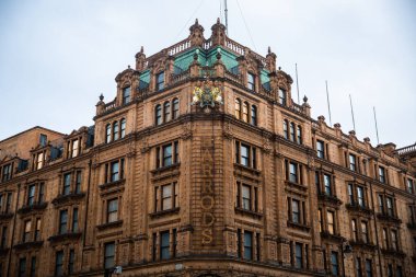 Londra, Uk - 20 Şubat 2020: Harrods ünlü Harrods alışveriş merkezi cephesinde harfleri aydınlattı.