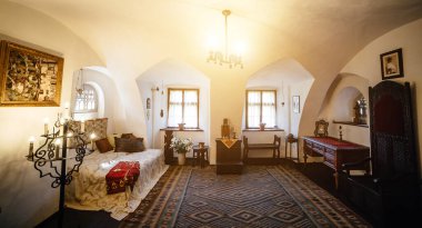 Bran, Romanya - 2 Ağustos 2017: Ünlü Drakula şatosunun odalarından birinin iç panoramik manzarası.