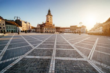 Şehir merkezi meydanı (Piata Sfatului) ile belediye meclisi kulesi sabah güneşinin doğuşu manzaralı, Brasov, Transilvanya, Romanya. Ünlü seyahat yeri, yaz kartpostalı..
