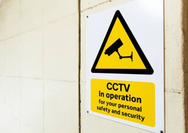 Duvarda sarı uyarı levhası kapalı devre dışı.