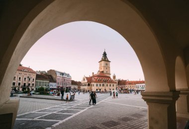 Brasov, Romanya - 1 Ağustos 2017: Kentin merkez konsey meydanında (Piata Sfatului) yerel halk ve turistler yaz akşamı. Şehir hayatı sahnesi.