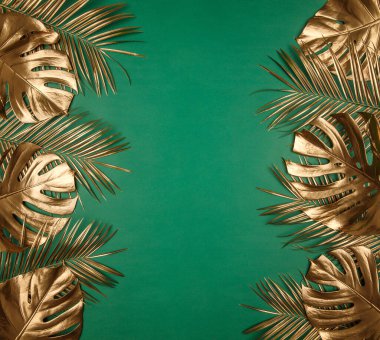 Altın boyalı palmiye ağacı ve canavar zümrüt yeşili arka planda yaratıcı bir düzen bırakıyor. Çiçek tarzı, şık bir düğün çerçevesi. Boş alan, metin için yer, kopyala.