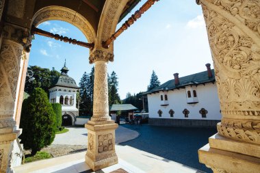 Sinaia, Transilvanya, Romanya 'daki antik manastır. Alternatif bakış açısı. Sahne gezisi kartpostalı.