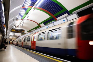 Londra, Uk - 17 Şubat 2020 Tren Piccadilly Circus metro istasyonuna vardı..