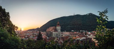 Brasov şehri göz kamaştırıcı güneş doğumu manzarası. Ünlü manzara manzaralı Panorama seyahat kartpostalı. Transilvanya, Romanya.