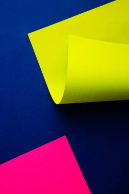 Canlı neon pembesi ve katlanmış zehirli asit yeşil renkli kağıt. Koyu mavi arka planda. Soyut geometrik köşegen modayı tasarımı. Analog minimalist elektronik parti titreşimi.