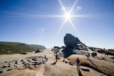 Busteni, Romanya - 2 Ağustos 2017: Romanya Karpatlar 'daki Bucegi-Sphinx' i (Sfinxul din Bucegi) ziyaret eden turistler.