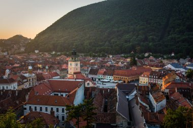 Brasov şehri göz kamaştırıcı güneş doğumu manzarası. Ünlü manzara manzaralı Panorama seyahat kartpostalı. Transilvanya, Romanya.