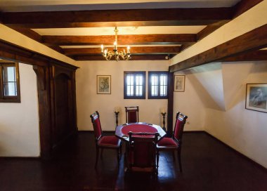 Bran, Romanya - 2 Ağustos 2017: Ünlü Drakula şatosunun odalarından birinin iç panoramik manzarası.