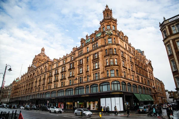 Londen Verenigd Koninkrijk Februari 2020 Voetgangers Auto Passeren Warenhuis Harrods — Stockfoto