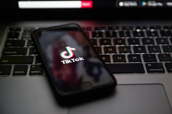 Ternopil Ucrania Enero 2020 Logotipo Marca Tiktok Pantalla Del Apple —  Fotos de Stock