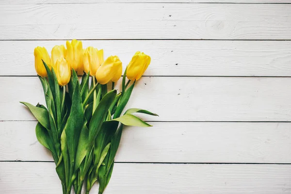 Bouquet Tulipes Jaunes Sur Planches Bois Blanc Rustique Grange Rurale — Photo