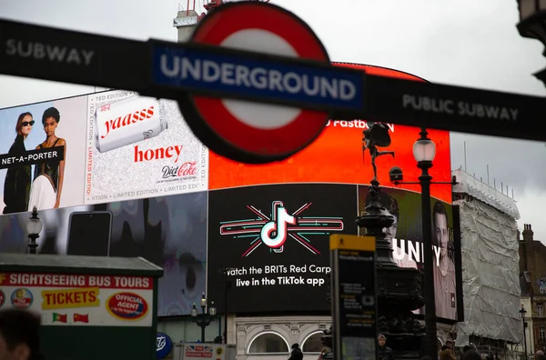 London Inggris February 2020 Iklan Merek Merek Trendy Layar Lebar — Stok Foto