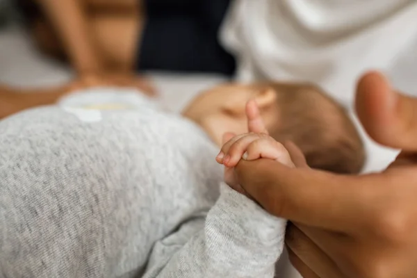 Detailní Záběr Dětskou Ručičku Jak Drží Otcův Prst — Stock fotografie