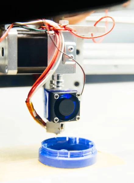 3D打印机平台上新打印的蓝色塑料细节 — 图库照片