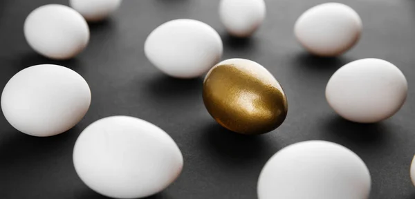 Padrão Criativo Feito Ovos Galinha Branca Natural Ovo Pintado Ouro — Fotografia de Stock