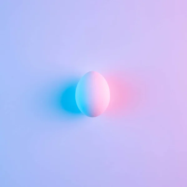 Cyan Mavisi Pembe Renkli Neon Işıklı Tek Tavuk Yumurtası Yaratıcı — Stok fotoğraf