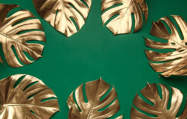 Oro Dipinto Lucido Monstera Lascia Layout Creativo Sfondo Verde Smeraldo — Foto Stock