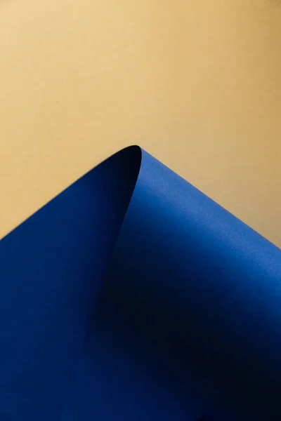Papel Plegado Azul Oscuro Sobre Fondo Dorado Degradado Fondo Abstracto — Foto de Stock