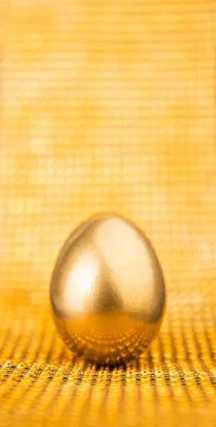 Pojedyncze Błyszczące Złote Malowane Jajko Żółtym Błyszczącym Tle Modny Kreatywny — Zdjęcie stockowe