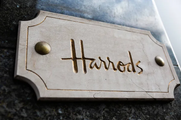 Londres Reino Unido Fevereiro 2020 Logotipo Harrods Exterior Famoso Shopping — Fotografia de Stock