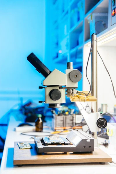 Microscópio Mesa Oficina Laboratório Científico Esquema Cores Azul Branco Engenharia — Fotografia de Stock