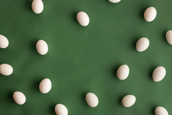 Natural Eco Ovos Brancos Plana Colocar Moldura Fronteira Fundo Verde — Fotografia de Stock