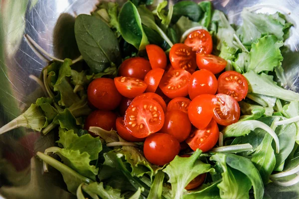 Nahaufnahme Von Geschnittenen Kirschtomaten Und Grünen Salatblättern Edelstahlschüssel Real Life — Stockfoto