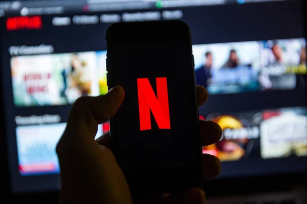 Ternopil Ukraine January 2020 Man Holds Iphone Red Netflix Brand — стокове фото