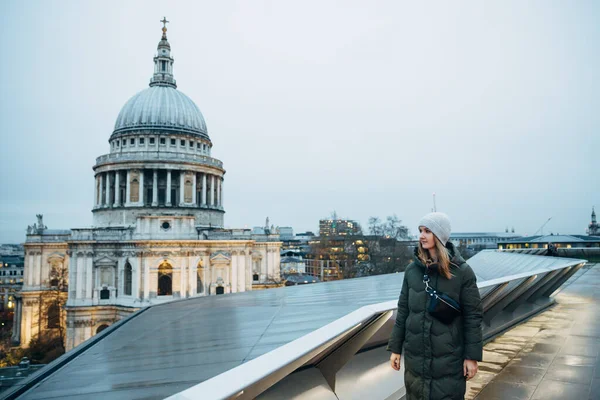 Pěkně Usměvavá Turistka Zimním Klobouku Kabátě Módní Tašce Pase Kráčí — Stock fotografie