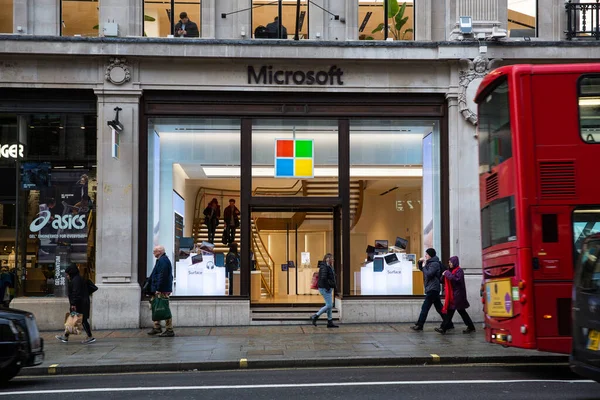 London February 2020 Pedestrians Passing Microsoft Store Regent Street Oxford — ストック写真