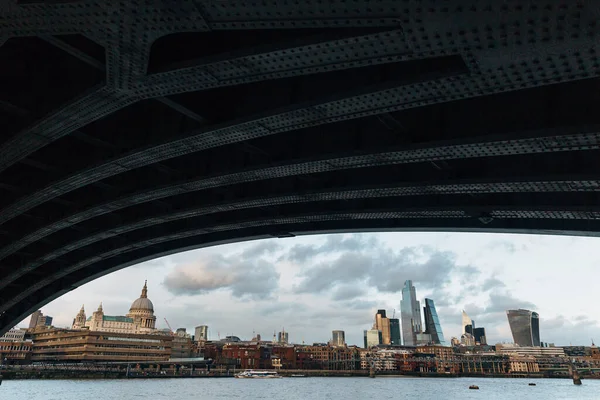 Brett Vinkel Utsikt Över London Skyline Från Blackfriars Bridge Molnig — Stockfoto