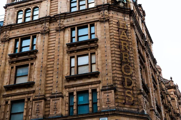 Londres Reino Unido Fevereiro 2020 Harrods Iluminou Letras Famosa Fachada — Fotografia de Stock