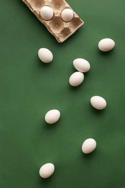 Vista Superior Bandeja Papel Ecológico Reciclado Ovos Galinha Branca Orgânica — Fotografia de Stock
