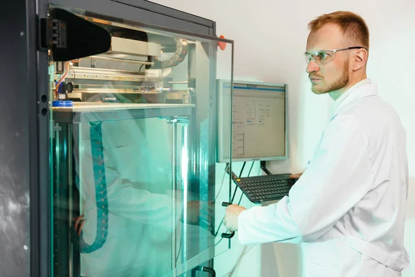 Printer Handsome Male Operator Works Big Size Machine — Stock Photo, Image