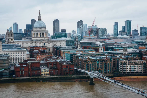 Widok Katedrę Pawła Tamizę Deptak Millennium Bridge Londynie Pochmurny Zimowy — Zdjęcie stockowe