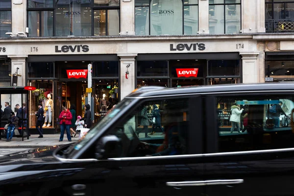 Londres Reino Unido Fevereiro 2020 Pessoas Tráfego Automóveis Perto Levis — Fotografia de Stock