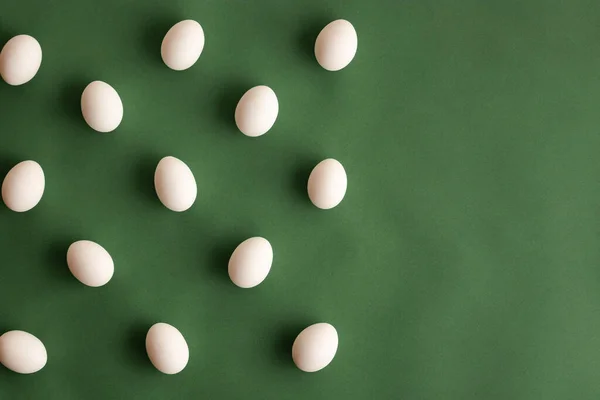 Padrão Ovos Galinha Ecológicos Naturais Brancos Organizados Fundo Papel Verde — Fotografia de Stock