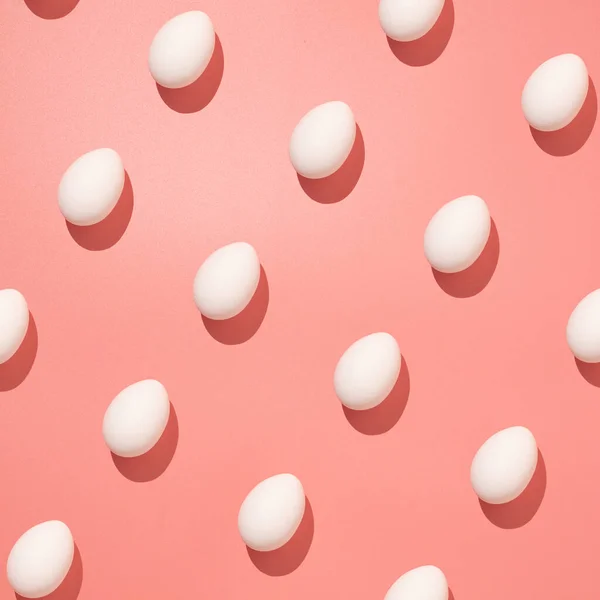 Ovos Galinha Branca Alinhados Linhas Iluminadas Com Luz Dura Fundo — Fotografia de Stock