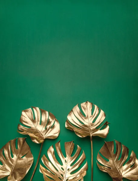 Altın Boyalı Parlak Canavar Zümrüt Yeşili Arka Planda Yaratıcı Bir — Stok fotoğraf