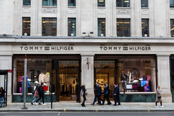 London February 2020 People Walk Tommy Hilfiger Fashion Lifestyle Company — Stockfoto