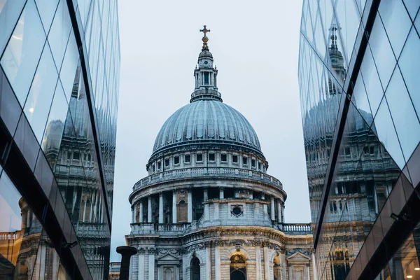 Kvällsblå Timme Närbild Den Ikoniska Pauls Cathedral London Symmetrisk Sammansättning — Stockfoto