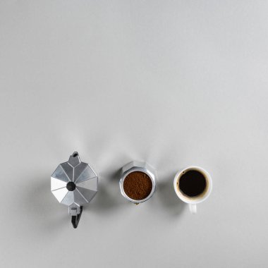 Dağılmış moka kahve makinesi ve fincan. Üst Manzara. Uzayı kopyala Gri soyut arka plan izole edildi. Tarif konsepti.