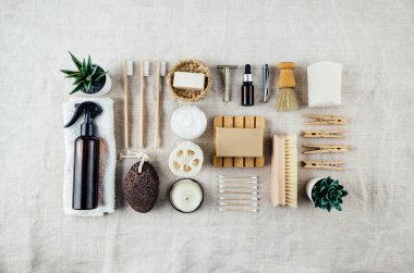 Sürdürülebilir banyo yıkama aksesuarları kare şeklinde yerleştirilmiş. Kenevir bezi bezi üzerinde ev aletleri vardı. Modern plastik içermeyen yaratıcı yaşam tarzı konsepti. Kopyalama alanı.