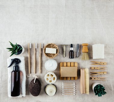 Sürdürülebilir banyo yıkama aksesuarları kare şeklinde yerleştirilmiş. Kenevir bezi bezi üzerinde ev aletleri vardı. Modern plastik içermeyen yaratıcı yaşam tarzı konsepti. Kopyalama alanı.