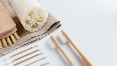 Bambu diş fırçaları, kenevir bezi, lif süngeri, paslanmaz çelik kamışlar ve beyaz zemin üzerine yerleştirilmiş diğer plastik aletler. Isome Manzarası. Sıfır atık. Boş alan, kopyalama alanı.